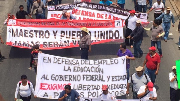 Marchan miles de maestros en la capital del estado de Chiapas