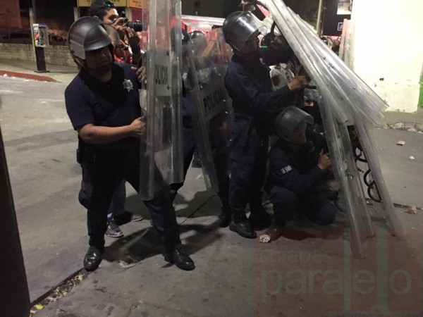 Policías repelen el ataque de los tsotsiles de Chenalhó.