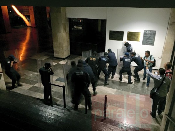 Cohetones son lanzados a los policías estatales