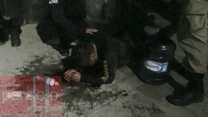 Un policía estatal resultó herido al ser atrapado y le dieron un garrotazo en la cabeza.