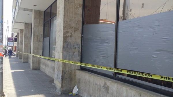 Los daños que dejó el enfrentamiento entre habitantes de Chenalhó y policías estatales y municipales el pasado martes por la noche continúan en el edificio legislativo. Foto: Sandra de los Santos/ Chiapas PARALELO.