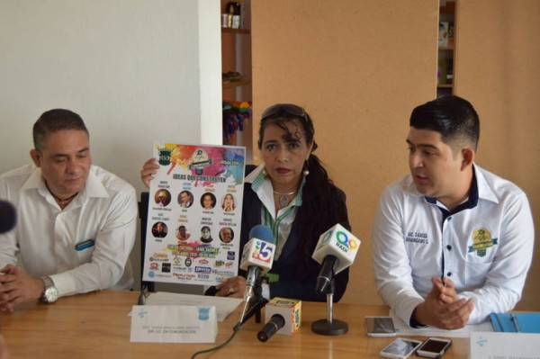 En conferencia de prensa la directora de la licenciatura en ciencias de la comunicación, Doria Mandujano Santos; Daniel Solorzano y Alonso Valadez, organizadores del evento dieron a conocer el programa. 