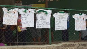 También en una escuela primaria de Chiapa de Corzo quemaron uniformes escolares verdes