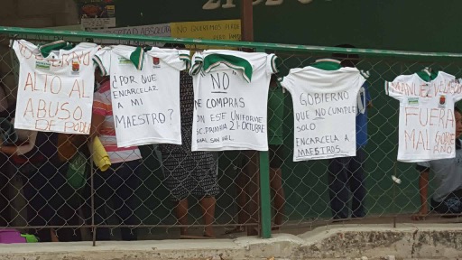 En en una escuela primaria de Chiapa de Corzo quemaron uniformes, como parte de las protestas contra la reforma educativa. Foto: Archivo