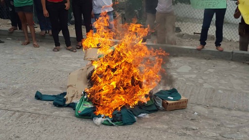 Queman uniformes escolares en Chiapas durante protesta