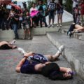Al finalizar la marcha hicieron un performance afuera de Palacio de Gobierno para representar los feminicidios. Foto: Roberto Ortiz/ Chiapas PARALELO.