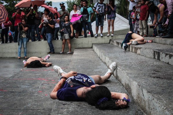 Al finalizar la marcha hicieron un performance afuera de Palacio de Gobierno para representar los feminicidios. Foto: Roberto Ortiz/ Chiapas PARALELO.