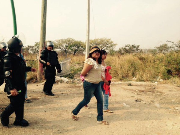 La profesora Érika es quien lleva la chamarra roja. Foto: Raúl Vera