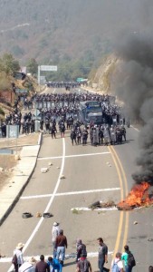 Confrontación a la entrada de San Cristóbal de las Casas. Foto: Fredy Guillén