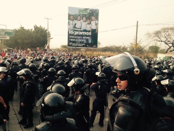 "El gobierno federal le amarró las manos a Velasco y tomó el control de la situación". Foto: Raúl Vera