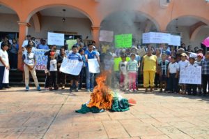 Niños y niñas presencian la quema de sus uniformes verdes en apoyo a sus maestros