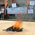 Más de 500 pobladores se apoderan de las principales avenidas y queman uniformes en la plaza central de este municipio, en respaldo a la lucha magisterial