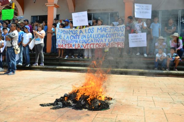 Más de 500 pobladores se apoderan de las principales avenidas y queman uniformes en la plaza central de este municipio, en respaldo a la lucha magisterial