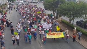 Marchan padres de familia en apoyo a maestros