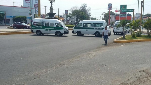 Combis bloqueando el crucero de la Diana La Cazadora