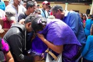 Mujeres lloran en el funeral de uno de los fallecidos. Foto: Movimiento Pedrano de Chenalhó. 