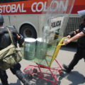 Policías trasladan en un carrito de supermercado los contenedores de las bombas de gas, para lanzarlas contra maestros manifestantes durante el operativo del miércoles 25 de mayo. Foto: Raúl Vera