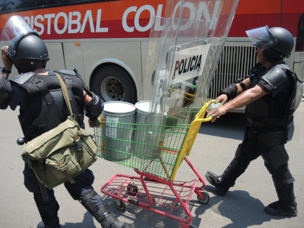 Policías trasladan en un carrito de supermercado los contenedores de las bombas de gas, para lanzarlas contra maestros manifestantes durante el operativo del miércoles 25 de mayo. Foto: Raúl Vera