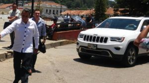 El momento en que Eduardo Ramírez Aguilar había llegado esta mañana a la Curia Diocesana de San Cristóbal de Las Casas, de donde fue sacado de forma violenta. 