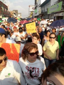 Madres y padres de familia con sus hijos marcharon hoy en apoyo a los maestros y repudio a las fuerzas federales. 