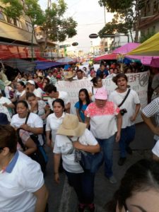 La marcha de blanco de madres y padres de familia en Tuxtla