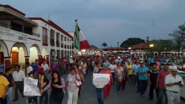 Marcha en Chiapa de Corzo de padres y madres de familia para exigir la salida de esa ciudad de los Policías Federales. 