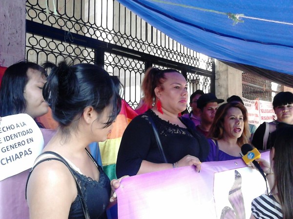 En las puertas del Congreso del Estado, mujeres trans pidieron a los diputados y las diputadas legislen por el derecho a la identidad.