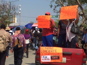 Durante la marcha, integrantes de la CNTE reciben apoyo de ciudadanos/as. Foto: Isaín Mandujano/Chiapas Paralelo