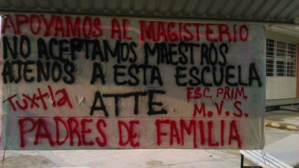 Manta de padres de familia. Foto: Chiapas Paralelo.