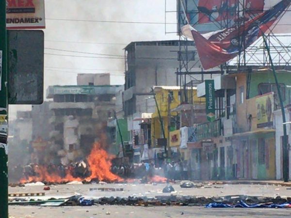 Policías cercaron a maestros hasta la zona centro de la capital de Chiapas. Foto: Raúl Vera.