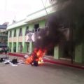 Así ardió la papelería y el mobiliario en la presidencia municipal de Palenque