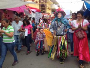 Hasta los danzantes coitecos llegaron para apoyar a los docentes.