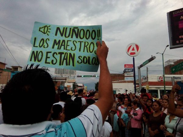 Con marimba, tambor y pito, parachicos, chiapanecas y zoques tuxtlecas apoyan movimiento magisterial