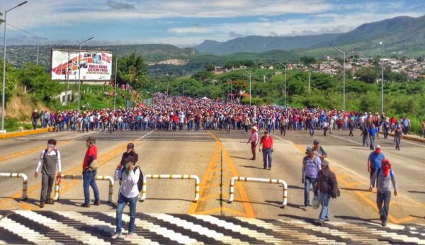 Maestros en la toma de la caseta Tuxtla-San Cristóbal. Policías federales se repliegan. 22 de junio 2016 Foto: Kuxaelan