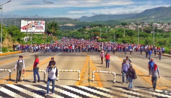 Maestros en la toma de la caseta Tuxtla-San Cristóbal. Policías federales se repliegan.  22 de junio 2016 Foto: Kuxaelan