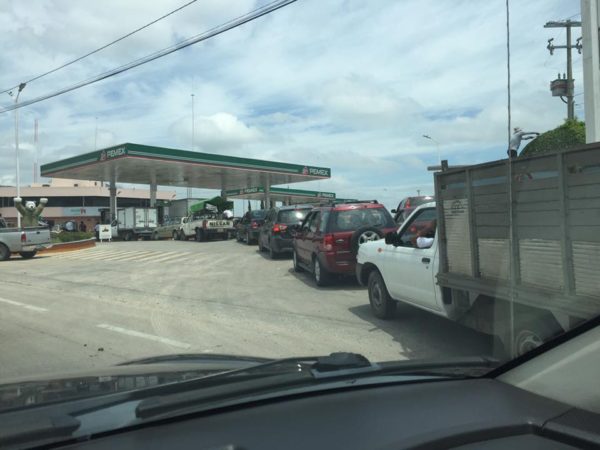 Largas filas de autos por las compras de pánico agotaron la gasolina