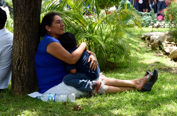 Una profesora y su pequeño hijo aguardan en los jardines del Parque de la Marimba la salida de su convoy a la Ciudad de México para unirse a las protestas. Foto: Oscar León.