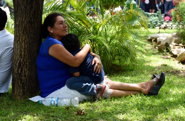 Una profesora y su pequeño hijo aguardan en los jardines del Parque de la Marimba la salida de su convoy a la Cd. De México. Foto: Oscar León.