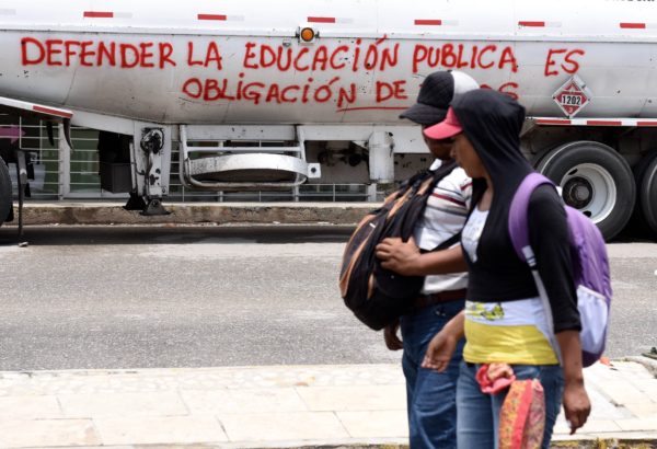 Algunos camiones de carga que iban pasando por la zona fueron utilizados para bloquear la calle. Foto: Oscar León.