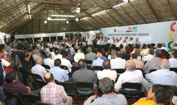 Legisladores y senadores que aprobaron la reforma “se esconden debajo de las piedras”, acusa Manuel Velasco en reunión con empresarios y productores.