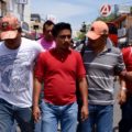Un infiltrado que aseguró ser empleado del Ayuntamiento del PRI-Verde de la capital de Chiapas fue expulsado de la reunión magisterial del Parque de la Marimba en Tuxtla Gutiérrez. Foto: Oscar León. 

