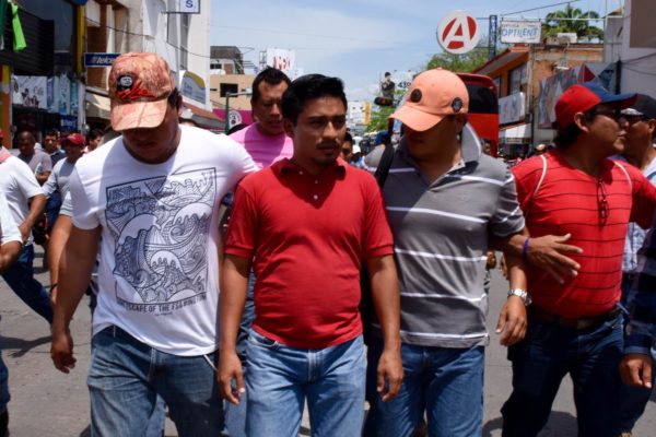 Un infiltrado que aseguró ser empleado del Ayuntamiento del PRI-Verde de la capital de Chiapas fue expulsado de la reunión magisterial del Parque de la Marimba en Tuxtla Gutiérrez. Foto: Oscar León.  