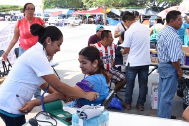 De manera voluntaria personal de salud continúa dando atención médica a los maestros y maestras en plantón. Foto: Óscar León/ Chiapas PARALELO.