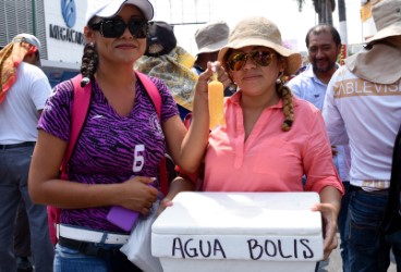 Maestras venden agua y bolis para recaudar fondos para el movimiento. Foto: Óscar León/ Chiapas PARALELO.