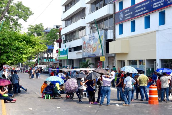 Los maestros y maestras se manifestaron afuera de las radiodifusoras y televisoras. Foto: Óscar León/ Chiapas PARALELO.