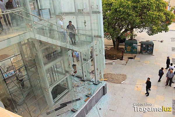 "Detalles" La escalera y el acceso para personas con discapacidades físicas —que forma parte de la remodelación del ex Palacio Municipal en el proyecto de museo MUSAC Palacio Municipal— luego de ser atacada por un grupo de personas en respuesta a la agresión al campamento del magisterio.