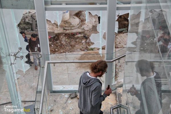 "Turisteando el desastre" Después de la quema y destrozos en el ex Palacio Municipal turistas que paseaban por el centro de la ciudad aprovecharon para recorrer el futuro museo.