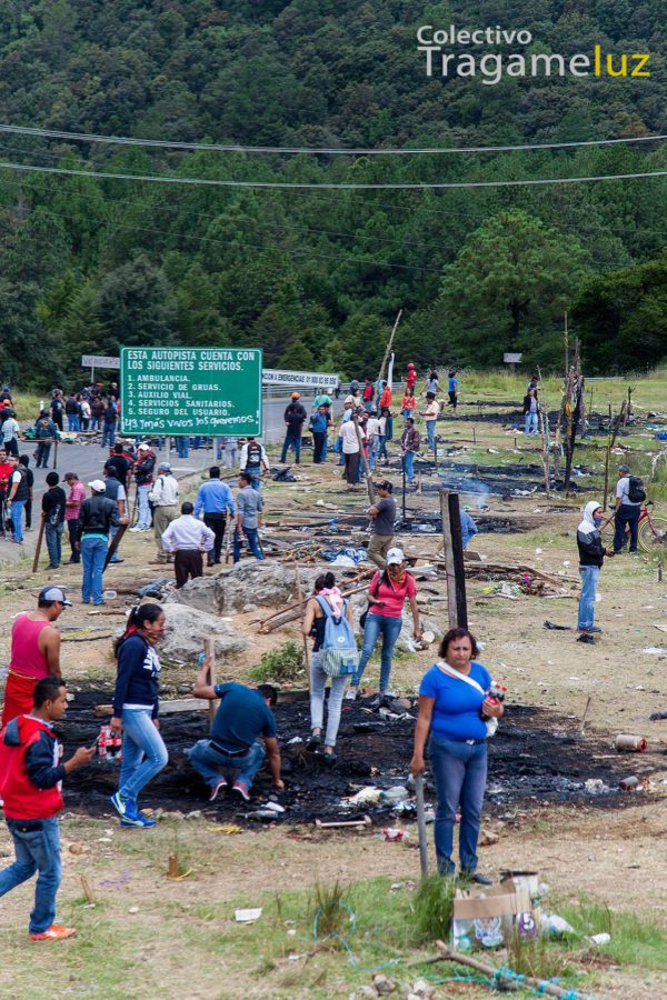 "Resurgiendo de las cenizas" Maestros y sociedad civil recuperan el bloqueo en el km. 46 de la autopista Tuxtla-San Cristóbal.