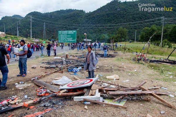 "Límite de velocidad" Maestros y sociedad civil recuperan el bloqueo de la autopista.