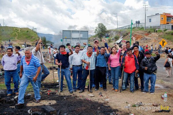 "¡No nos moveran! (y si nos mueven, ¡regresaremos!)" Maestros y sociedad civil recuperan el bloqueo de la autopista.